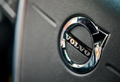 Zbliżenie na logo marki Volvo na kierownicy