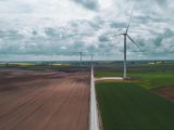 Ujęcie farmy wiatrowej i dró dojazdowych